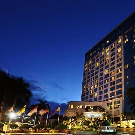 Marco Polo Davao Exterior foto The hotel at night