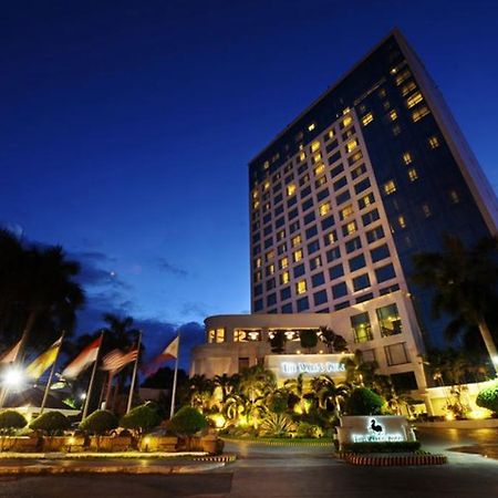 Marco Polo Davao Exterior foto The hotel at night