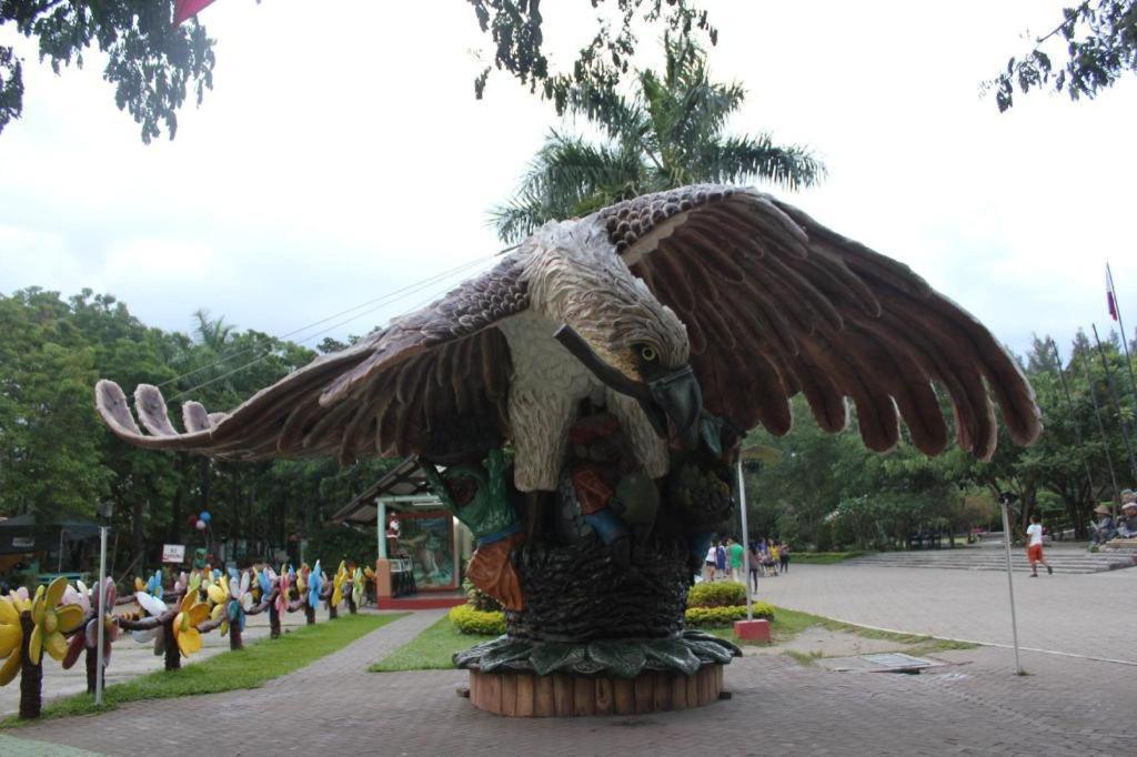 Marco Polo Davao Exterior foto The Eagle statue at the entrance of the park