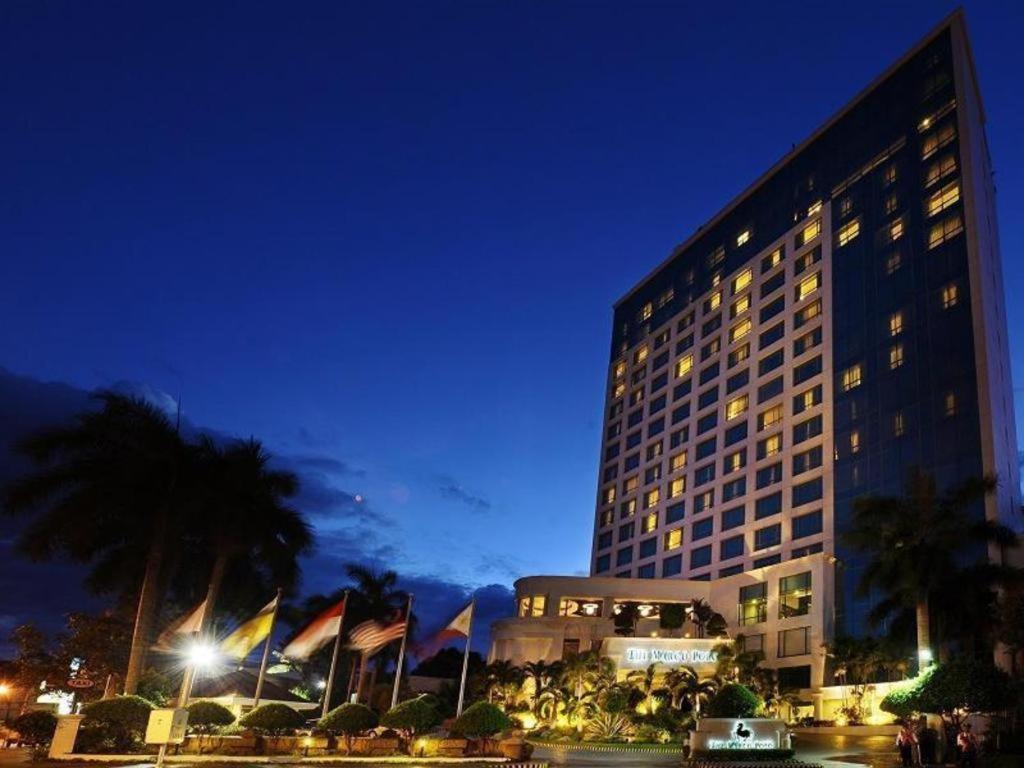 Marco Polo Davao Exterior foto The hotel at night