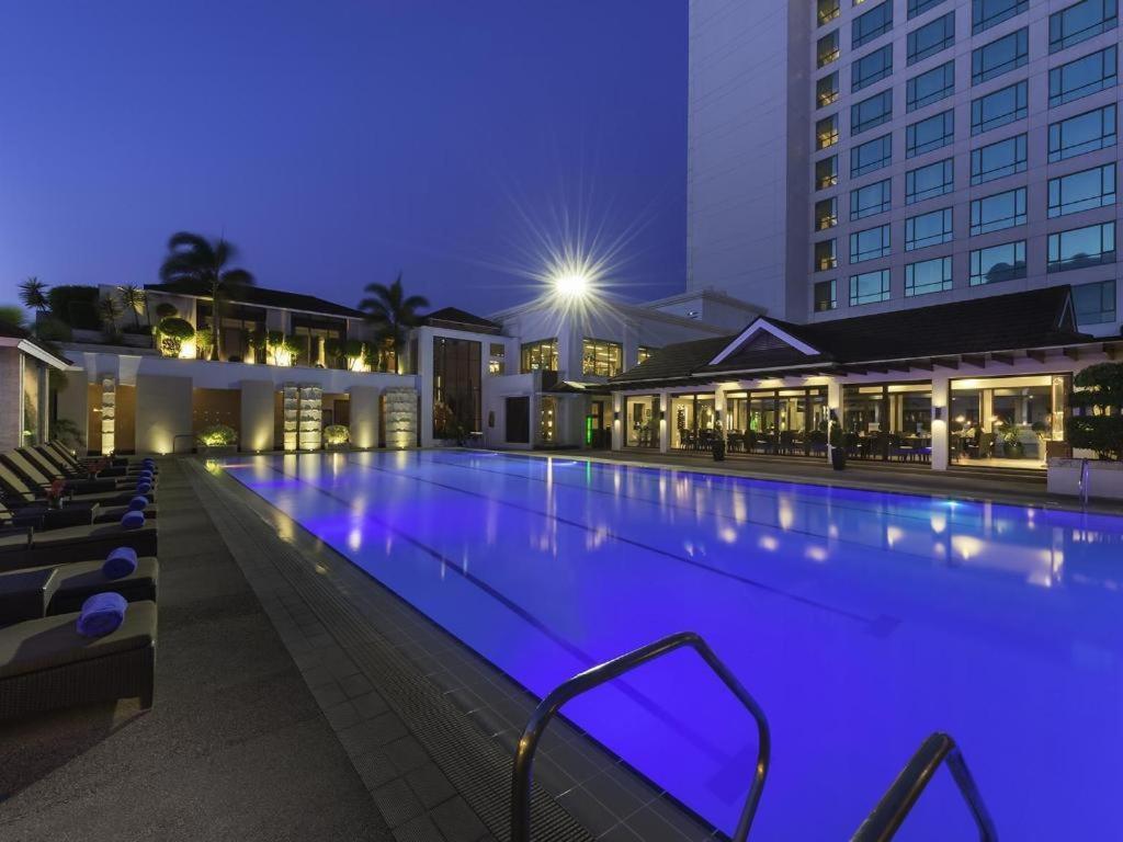 Marco Polo Davao Exterior foto The pool at the hotel