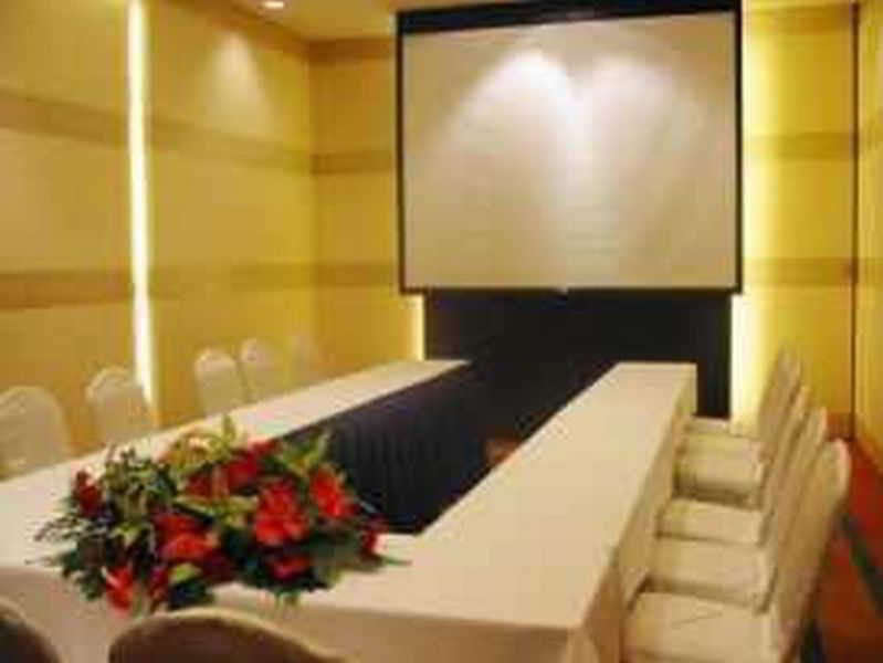 Marco Polo Davao Exterior foto A projection screen in a meeting room