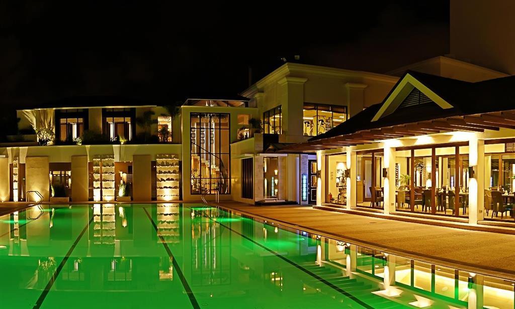 Marco Polo Davao Exterior foto The pool at the Royal Villa