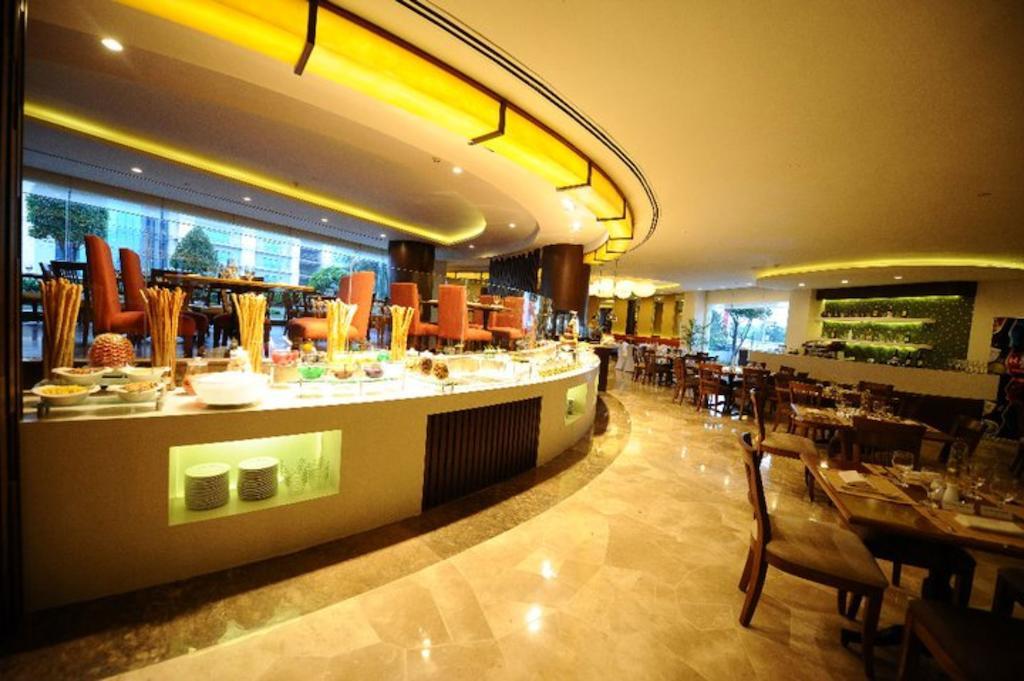 Marco Polo Davao Exterior foto The restaurant
