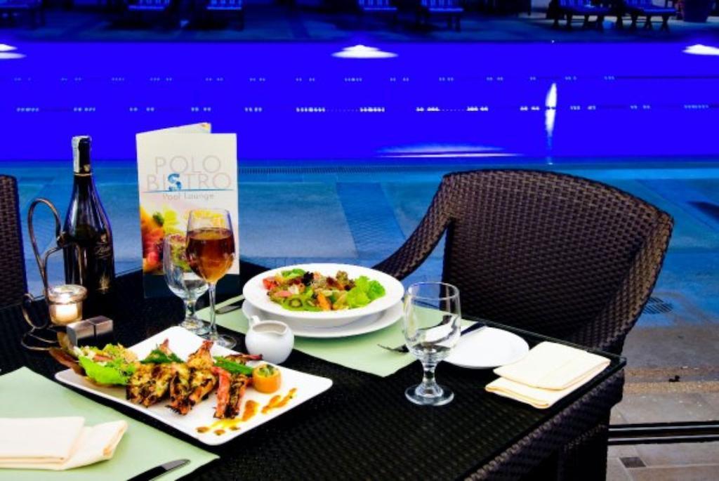 Marco Polo Davao Exterior foto Poolside dining at the hotel