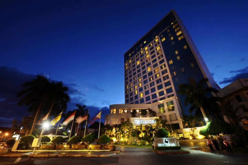 Marco Polo Davao Exterior foto The hotel at night
