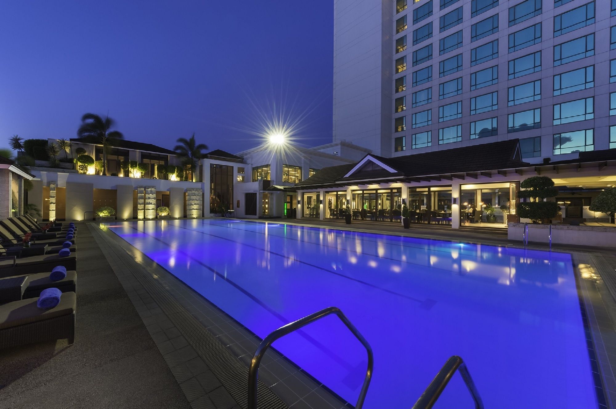 Marco Polo Davao Exterior foto The pool at the hotel