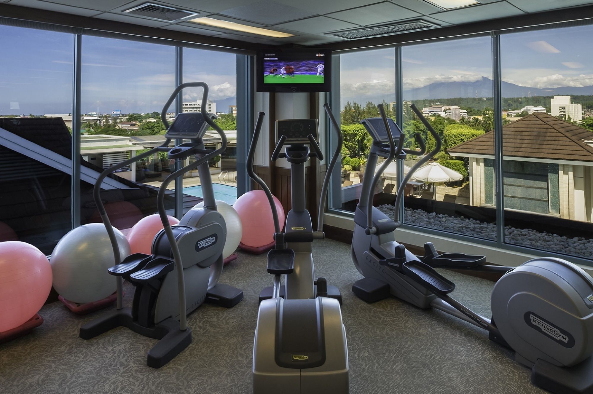 Marco Polo Davao Exterior foto The gym at the hotel