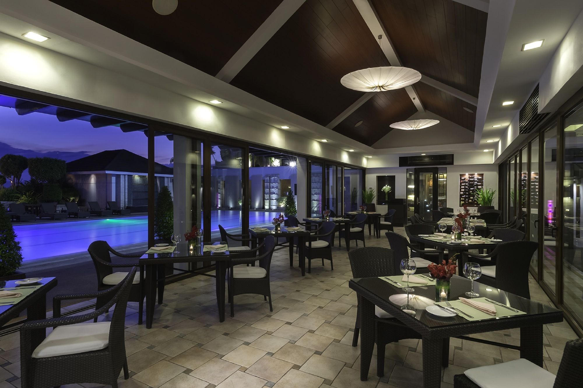 Marco Polo Davao Exterior foto The Pool Bar